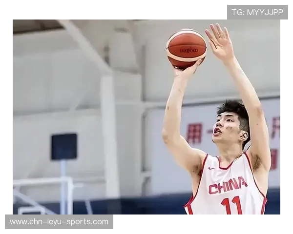 明天全运会首战！球迷偶遇男篮球员余嘉豪抵达北京国际机场，男蓝余嘉豪