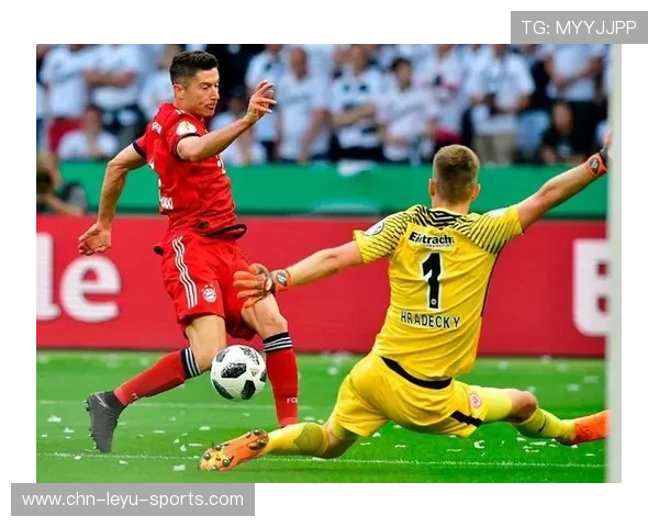 大连英博禁区前沿突然加速，一脚推射稍稍偏出